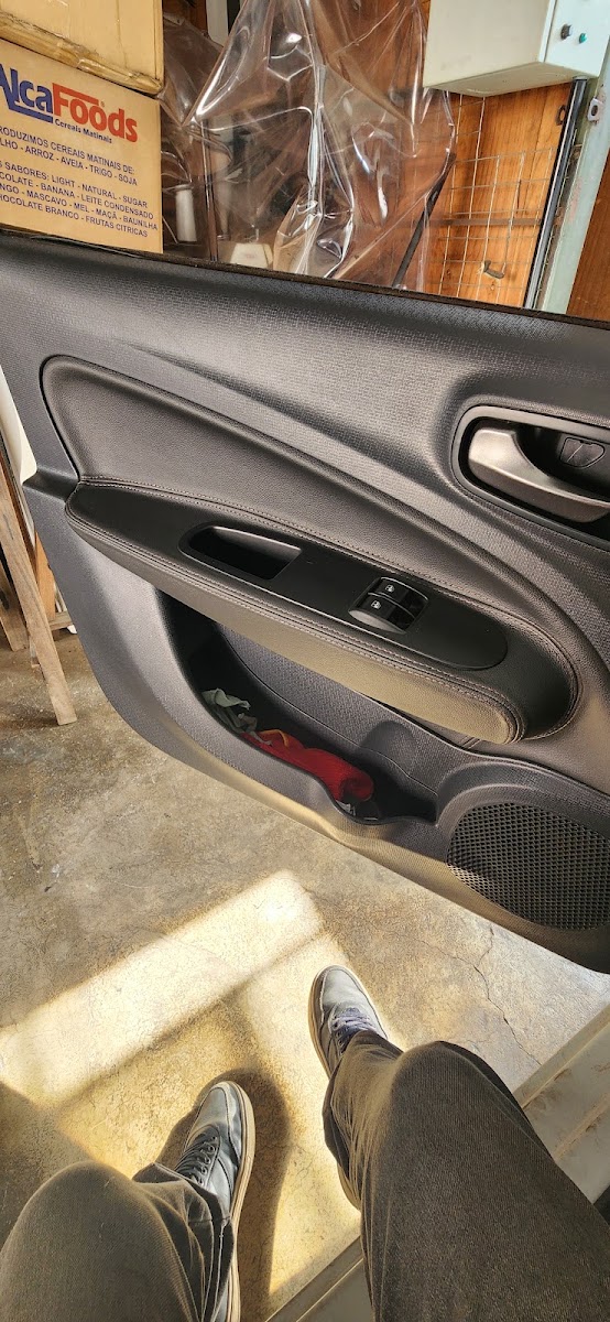 Acabamento de porta automotiva realizado pela Tapeçaria Aliança