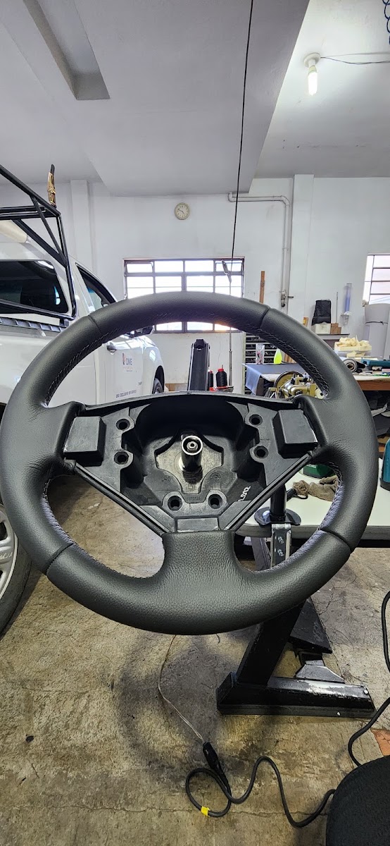 Volante com revestimento renovado na oficina