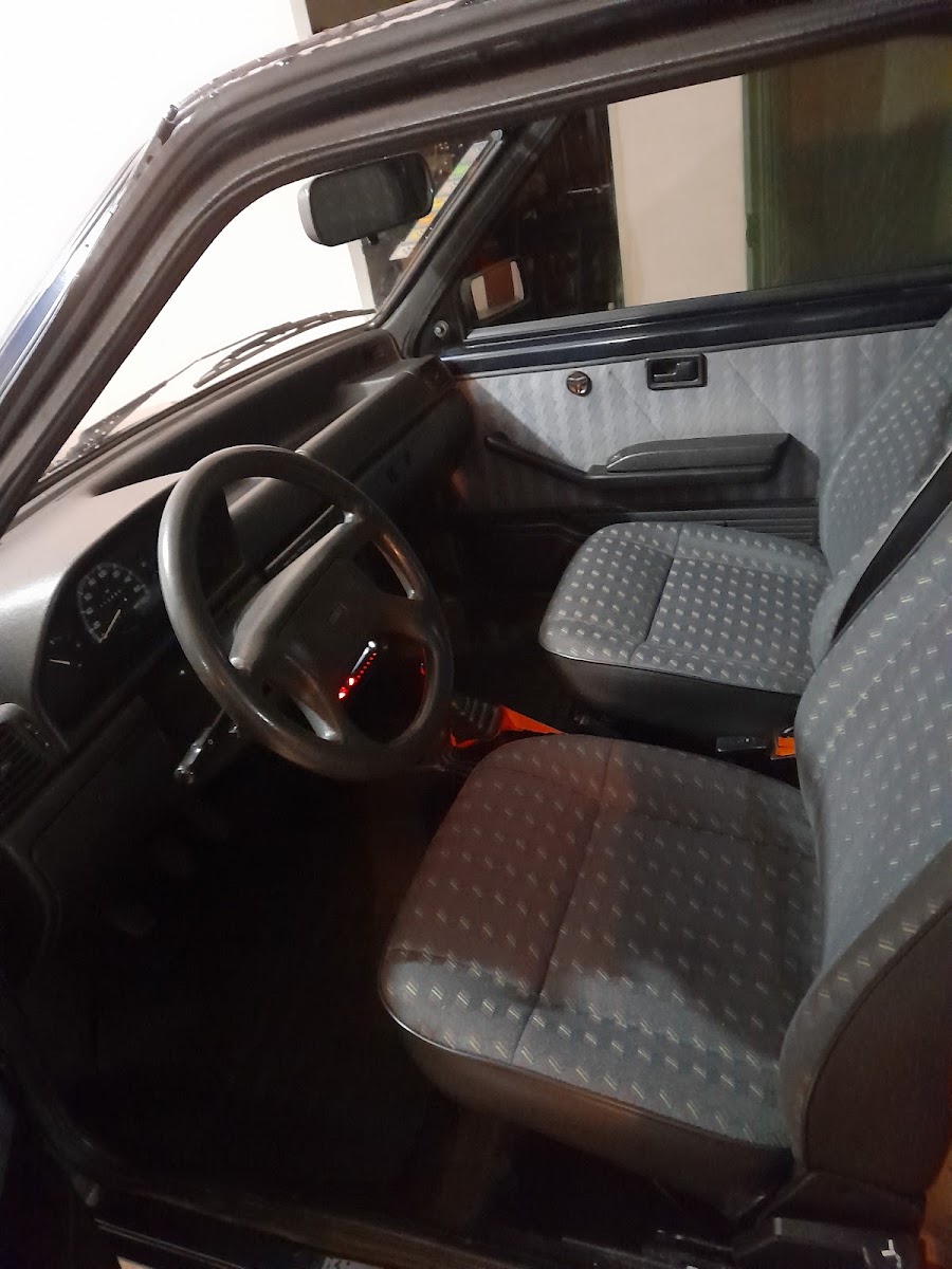 Interior de veículo atendido pela tapeçaria
